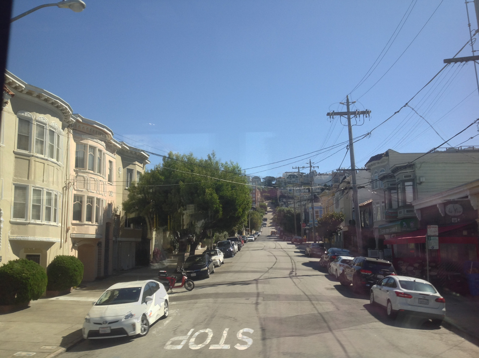 Rue de San Francisco avec des maisons et des voitures garées.