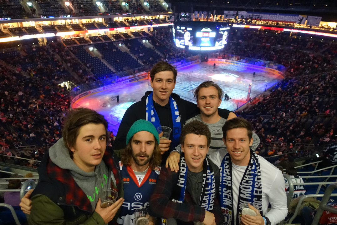 Groupe lors d'un match de hockey dans un stade.