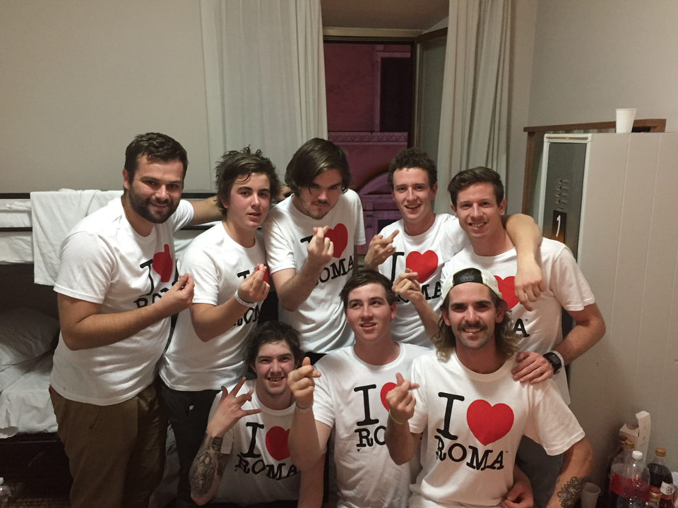 Groupe portant des chemises assorties posant à l'intérieur.