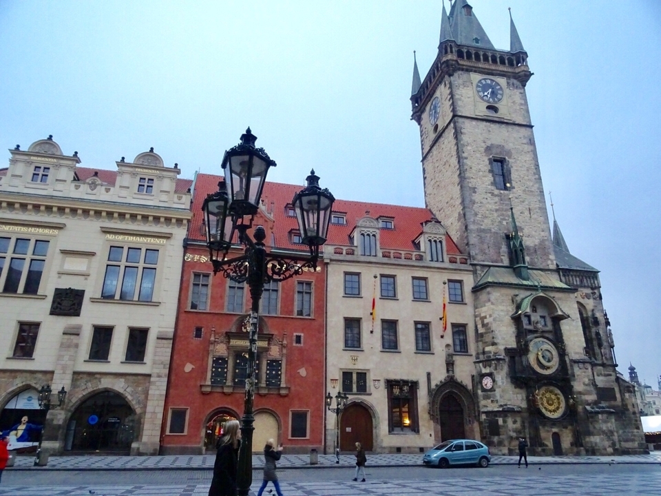 Bâtiment historique avec une horloge astronomique.