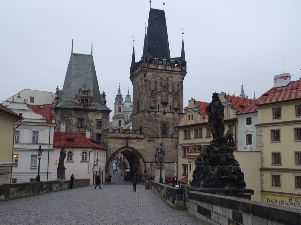 Entrée du pont Charles avec statues et flèches.