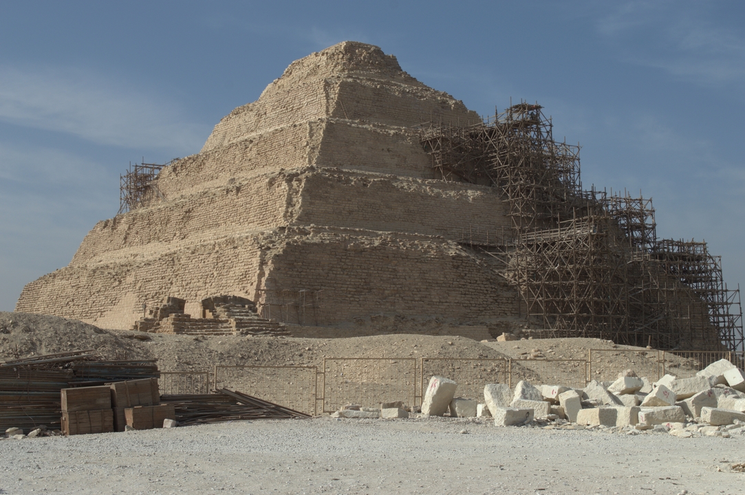 Ancienne pyramide à degrés en cours de reconstruction avec échafaudage.