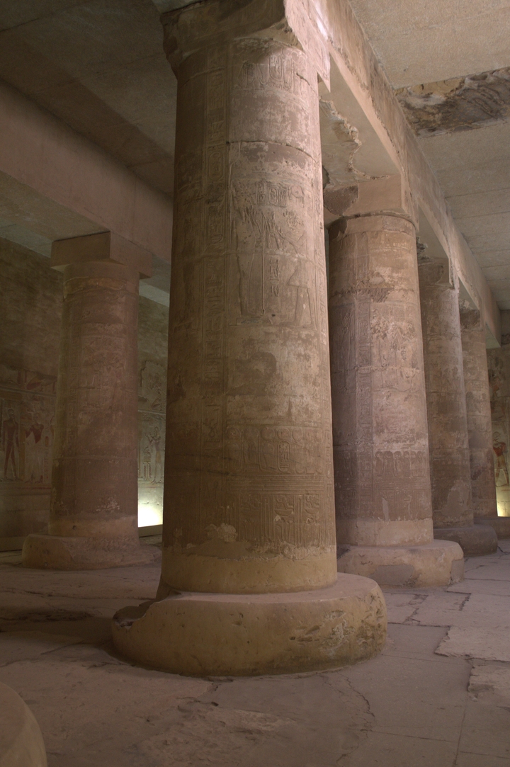 Intérieur d'un temple historique avec de grandes colonnes en pierre.