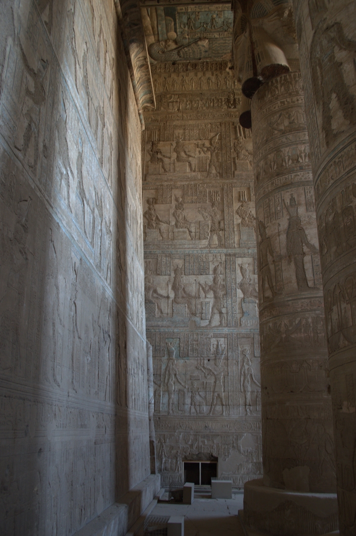 Mur avec des sculptures anciennes complexes et des hiéroglyphes à l'intérieur d'un temple.