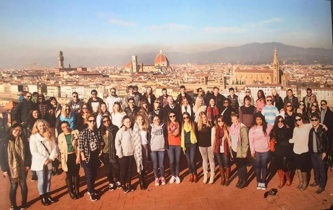 Grand groupe avec vue sur le paysage urbain de Florence.