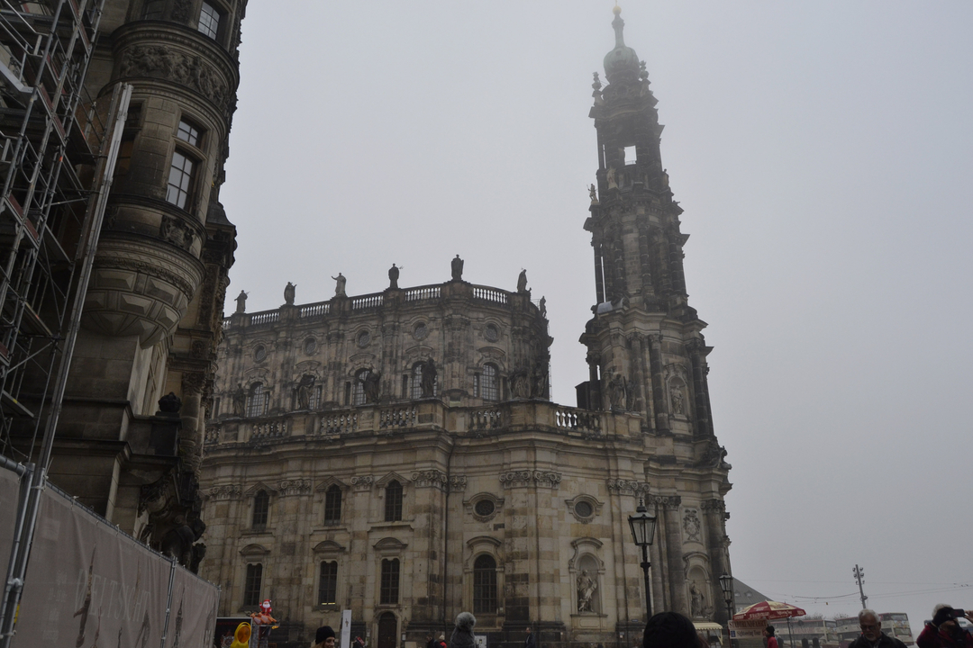 Bâtiment historique brumeux à l'architecture ornée.