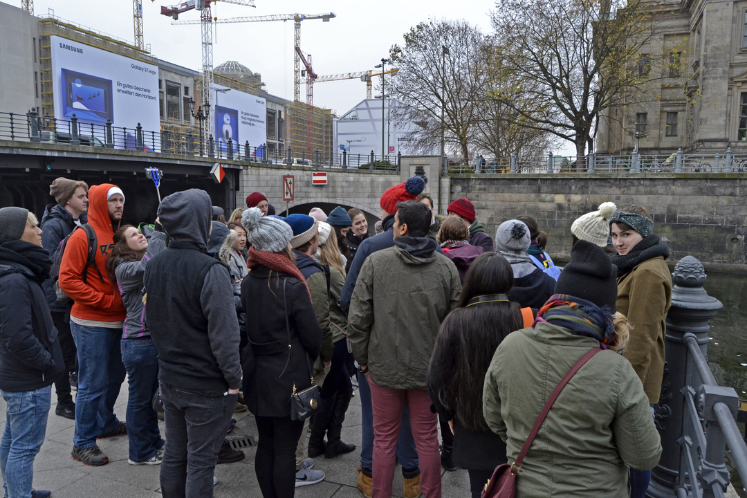 Groupe de touristes au bord d'une rivière.