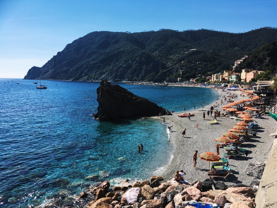 Plage pittoresque avec parasols et eau bleue claire.
