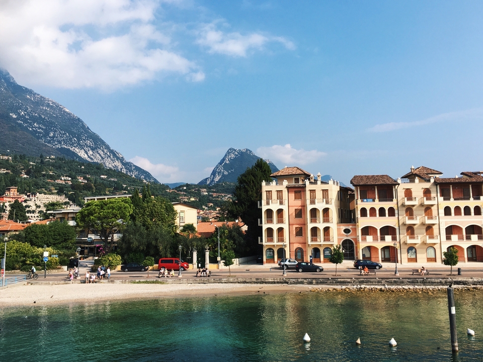 Ville côtière avec bâtiments et montagnes en arrière-plan.