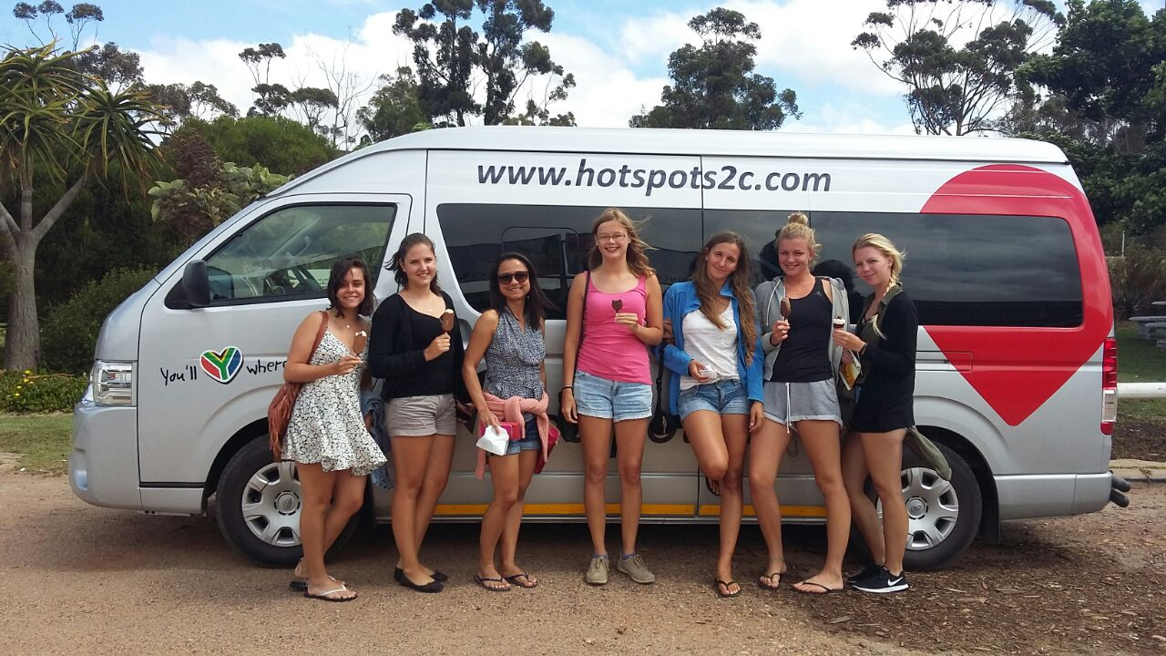 Un groupe de femmes devant un monospace de marque.