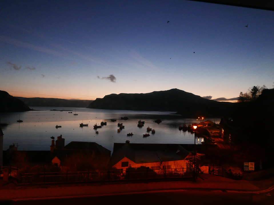 Baie avec bateaux et maisons au crépuscule