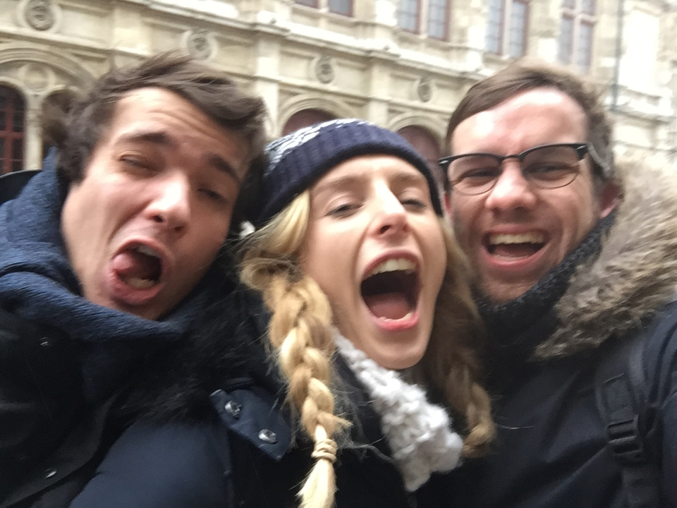 Trois personnes posant joyeusement en plein air.