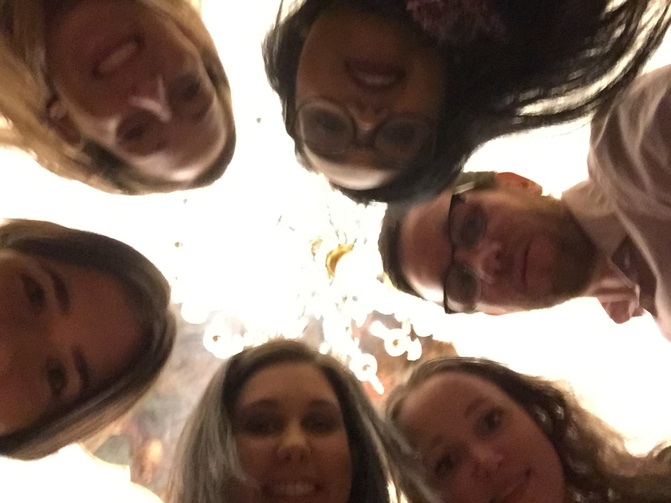 Groupe de personnes à l'intérieur regardant vers le haut.