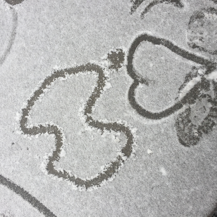 Image abstraite de lignes tracées dans la neige.