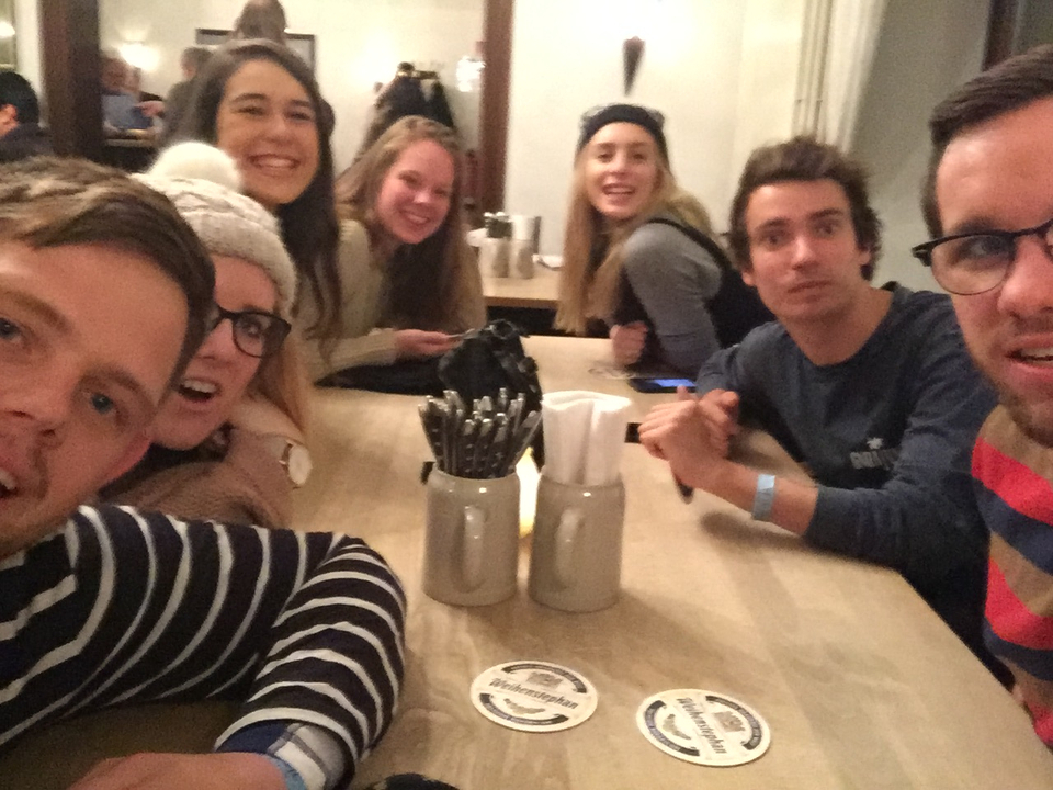 Groupe de personnes attablées à l'intérieur.