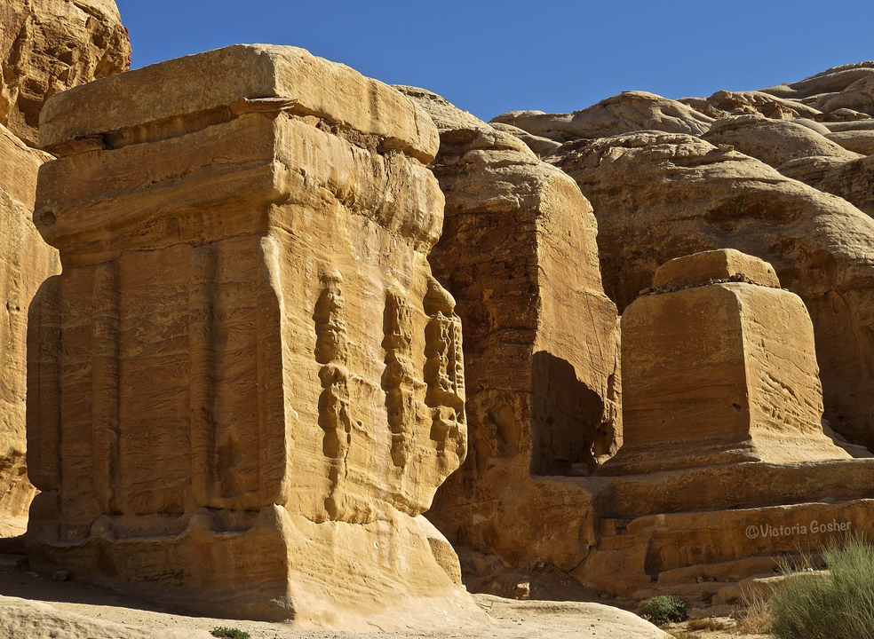Structures en pierre dans un paysage désertique.