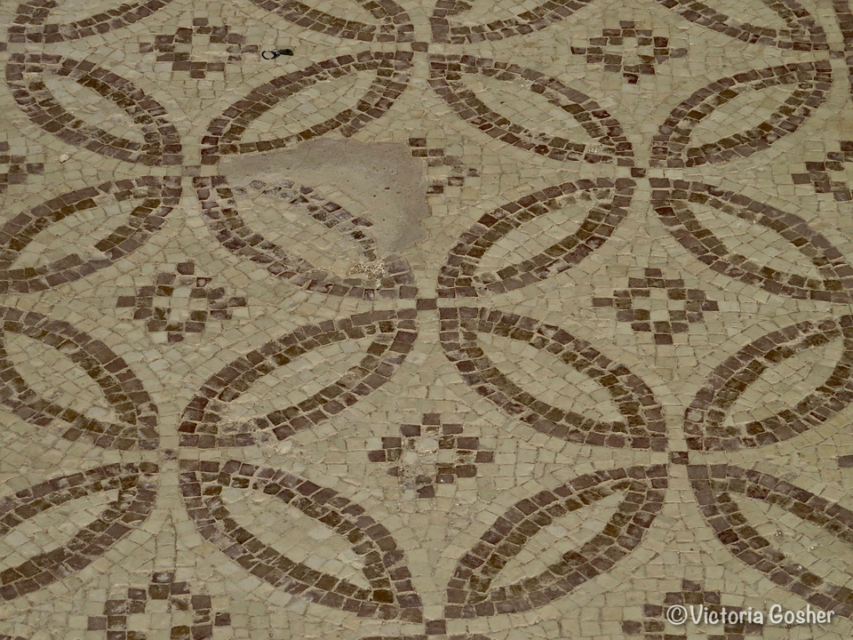 Sol en mosaïque détaillée avec des motifs géométriques.