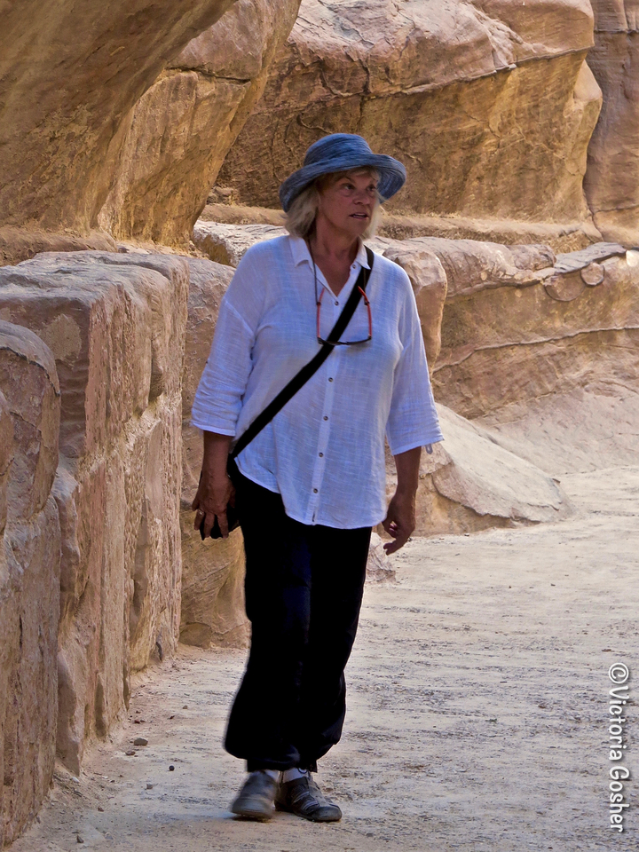 Personne marchant près de formations rocheuses.