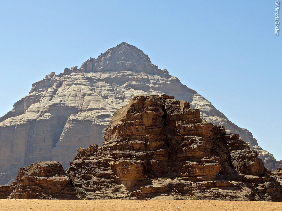 Sommet d'une montagne rocheuse sur fond de ciel bleu.