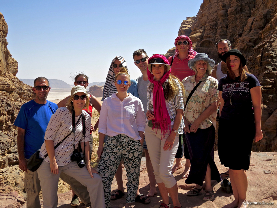 Photo de groupe de personnes dans un canyon désertique.