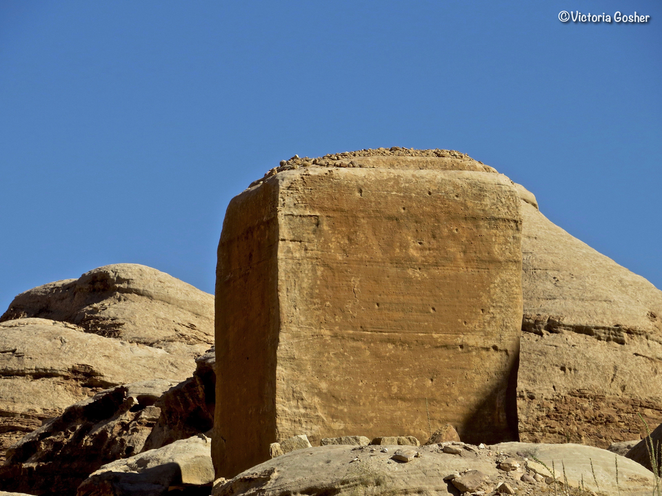 Grand pilier de pierre sur fond de ciel bleu clair.