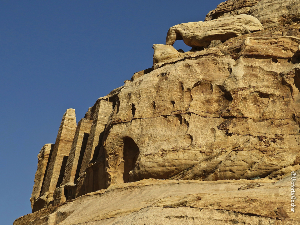 Formations rocheuses dans un ciel bleu clair.