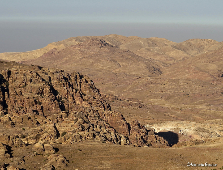 Vaste paysage désertique avec terrain rocheux.