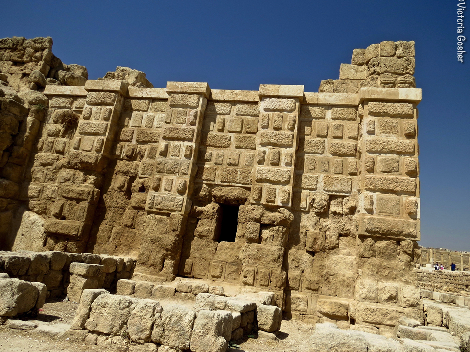 Ruines d'un ancien bâtiment en pierre avec ciel bleu.