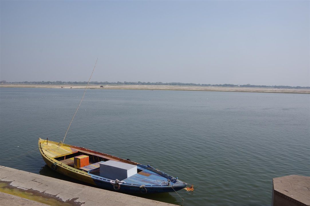 Un petit bateau sur une rivière calme avec un ciel clair.