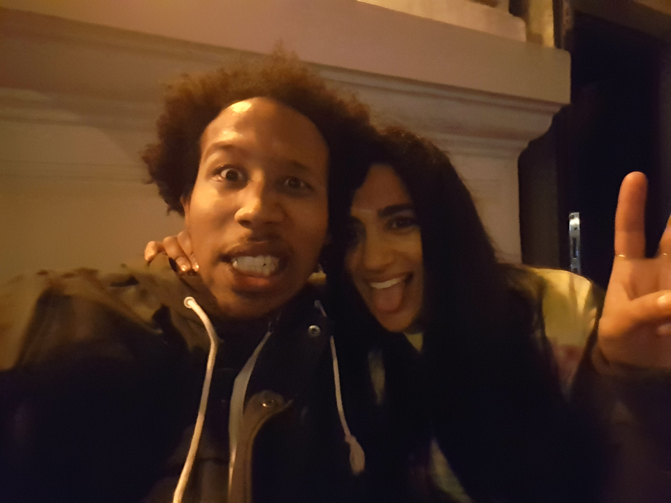 Deux personnes prenant un selfie de nuit.