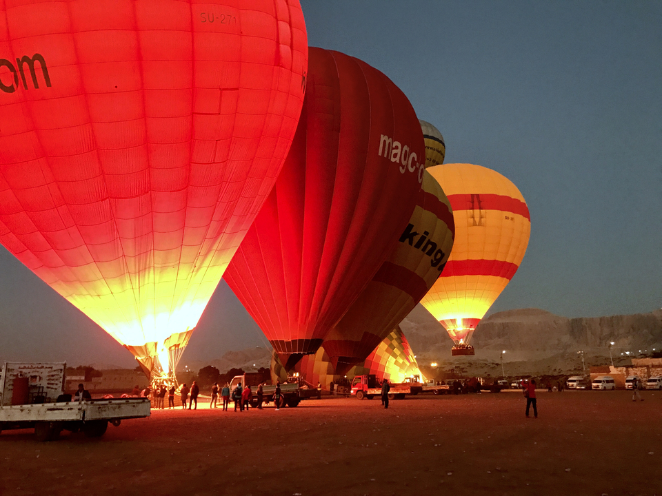 Montgolfières colorées se préparant à décoller à l'aube.