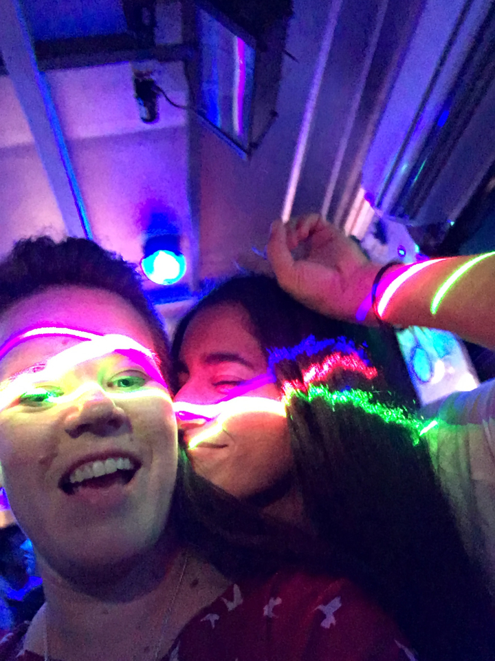 Gros plan sur deux personnes éclairées au néon.