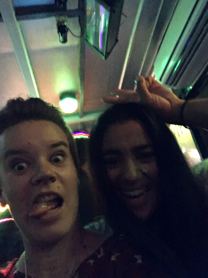 Deux personnes prenant un selfie avec des expressions ludiques.