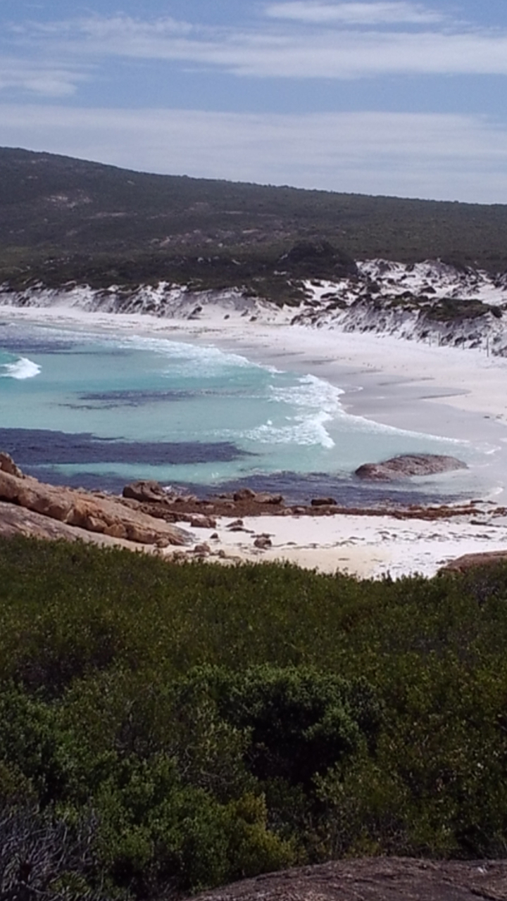 Rivage côtier aux eaux turquoises.