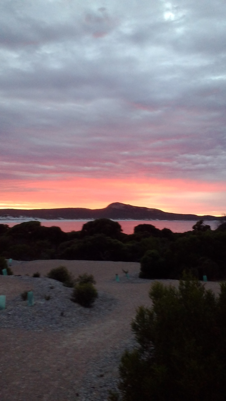 Paysage d'une montagne au coucher du soleil.