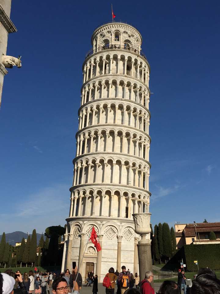 Tour penchée de Pise illuminée par la lumière du soleil