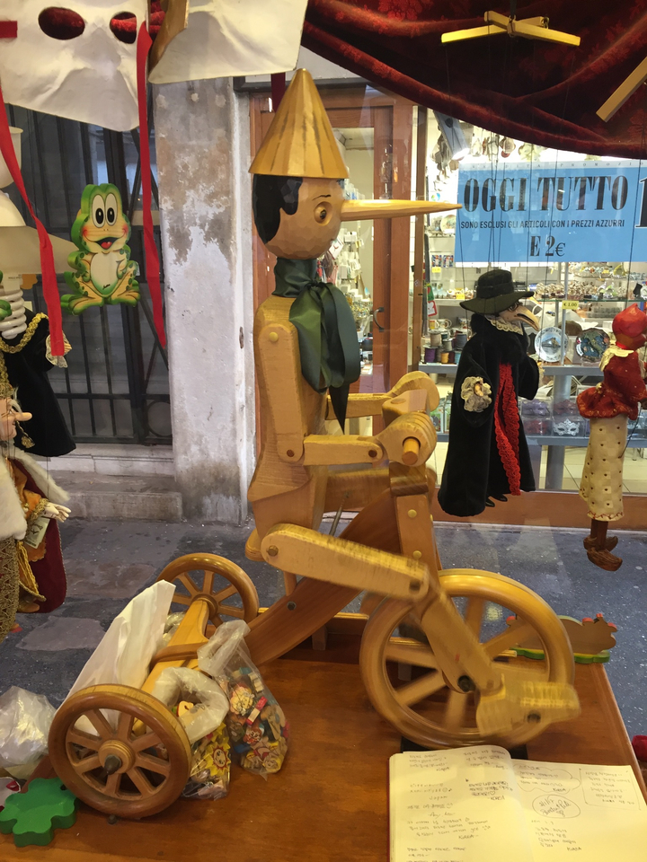 Vitrine de magasin avec marionnettes en bois et décorations
