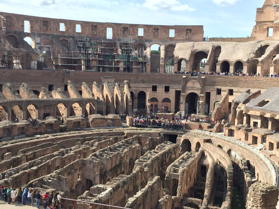Vue intérieure du Colisée avec des visiteurs