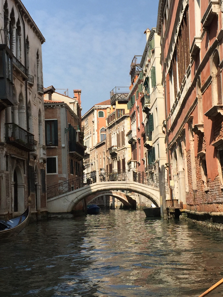 Canal à Venise avec des bâtiments historiques et un pont