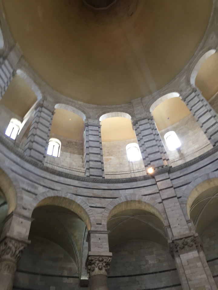 Intérieur d'un dôme avec des éléments architecturaux rayés