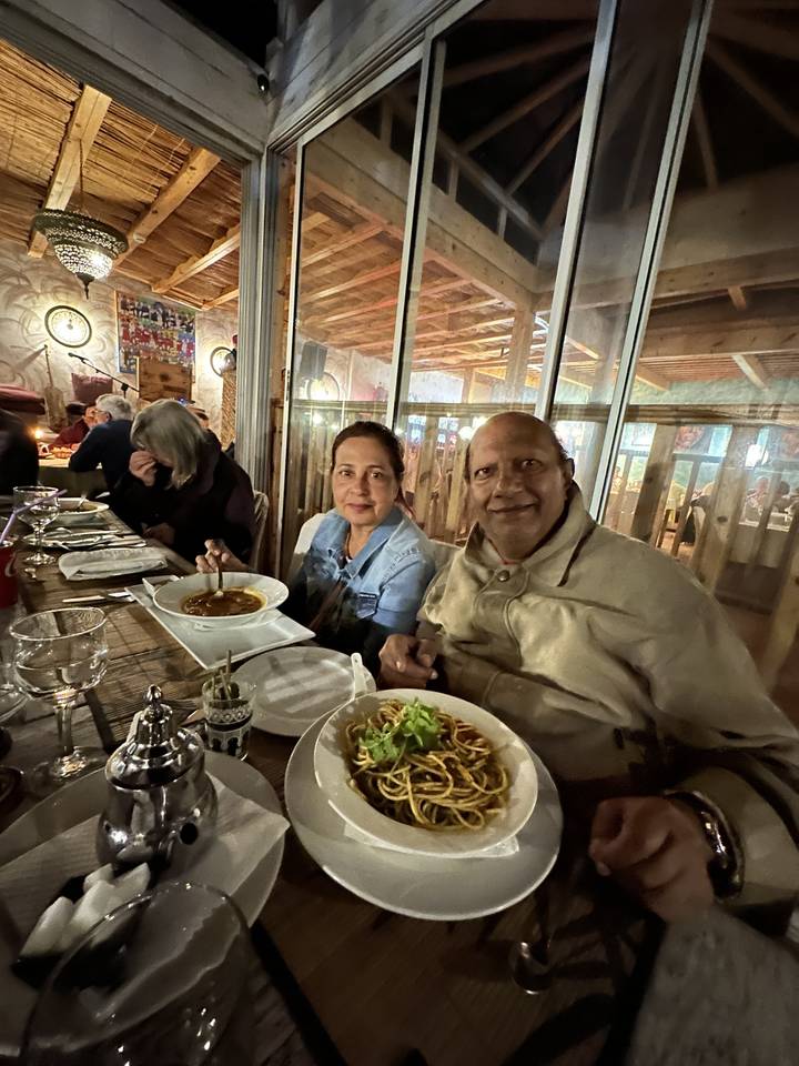 Des gens qui dînent dans un restaurant rustique.