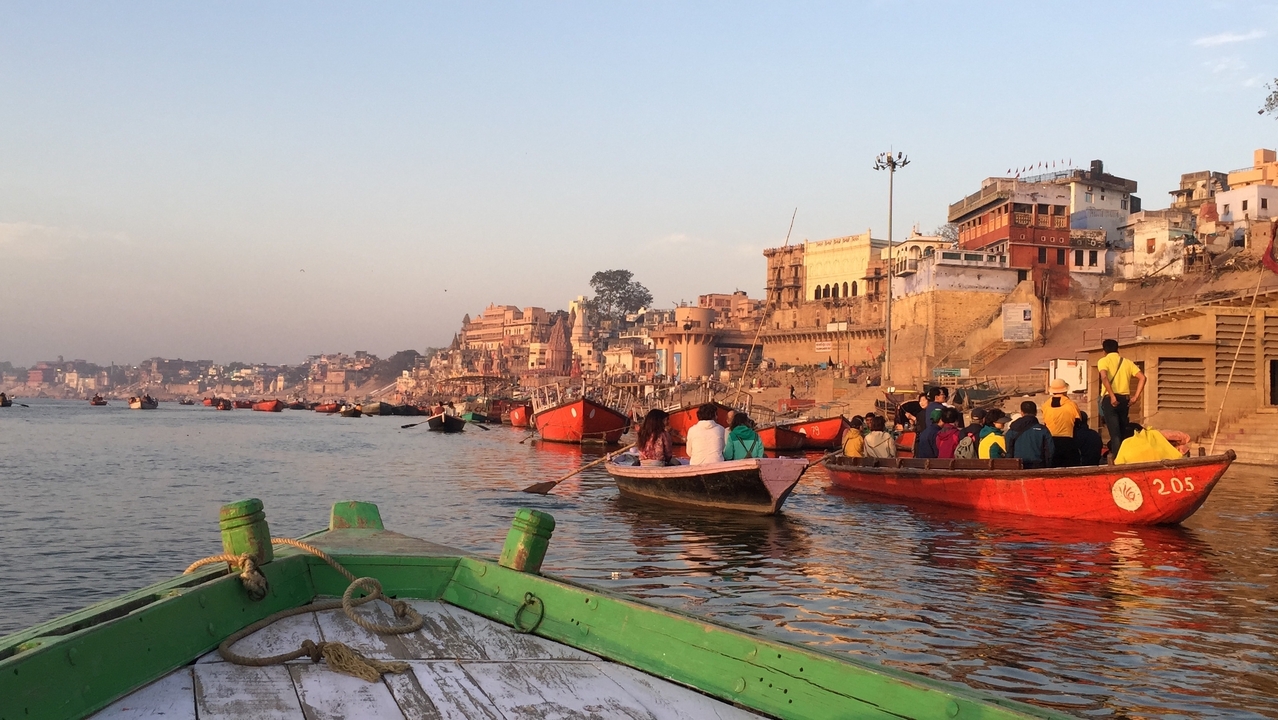 Bateaux sur le Gange avec les ghats historiques en arrière-plan.