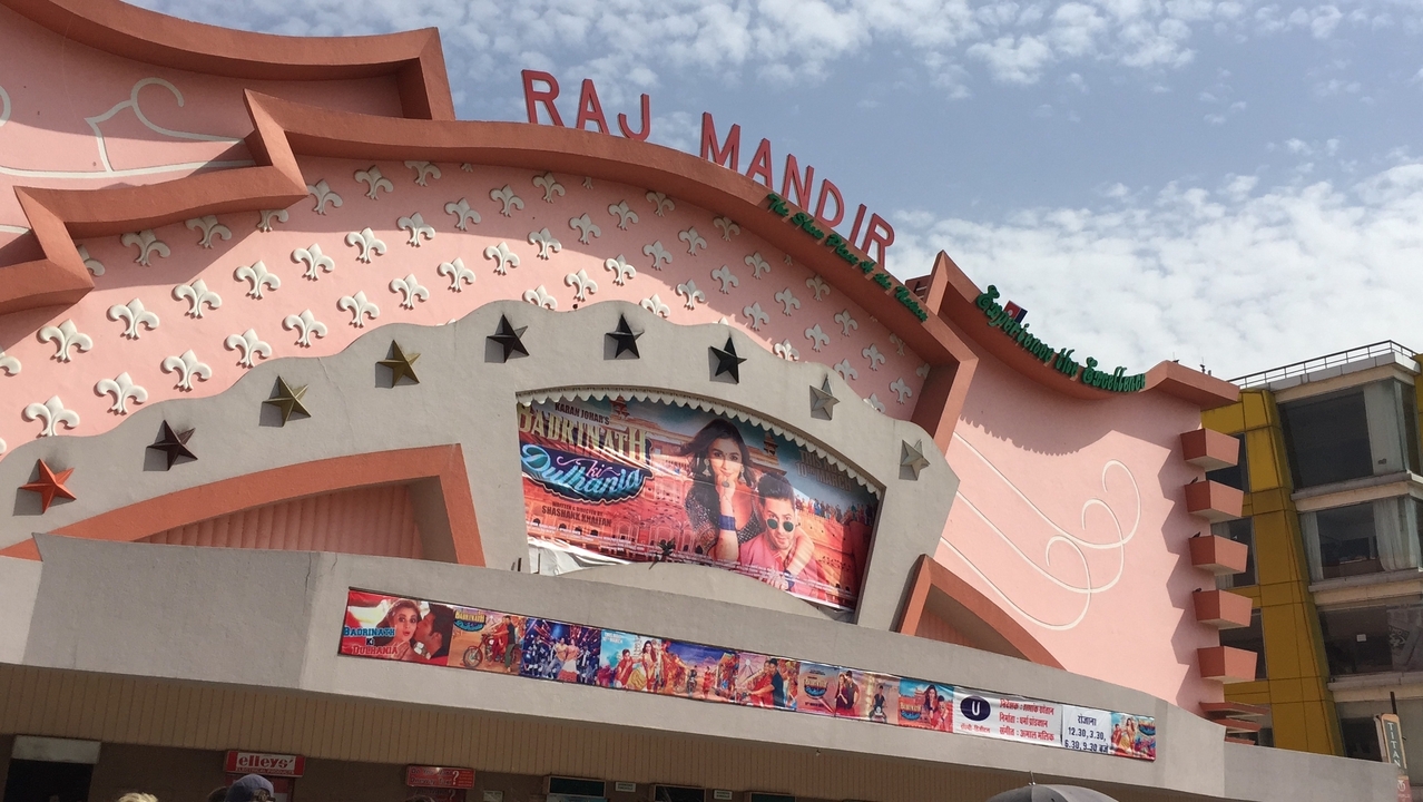 Façade colorée du cinéma Raj Mandir avec une signalisation claire.