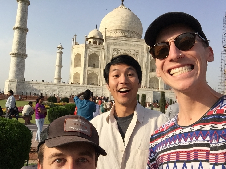 Touristes prenant un selfie avec le Taj Mahal en arrière-plan.