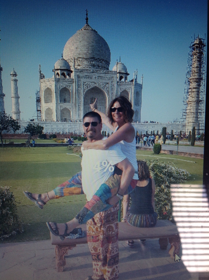 Couple posant devant un monument célèbre.
