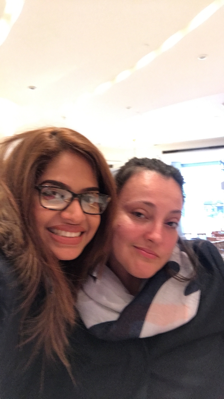 Gros plan sur deux femmes souriantes.