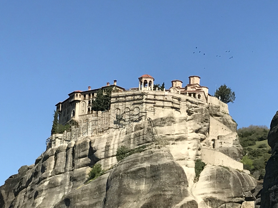 Monastère au sommet d'une colline.