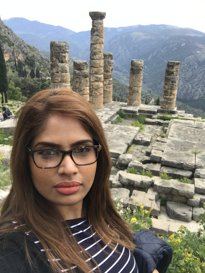 Femme devant des ruines grecques anciennes.