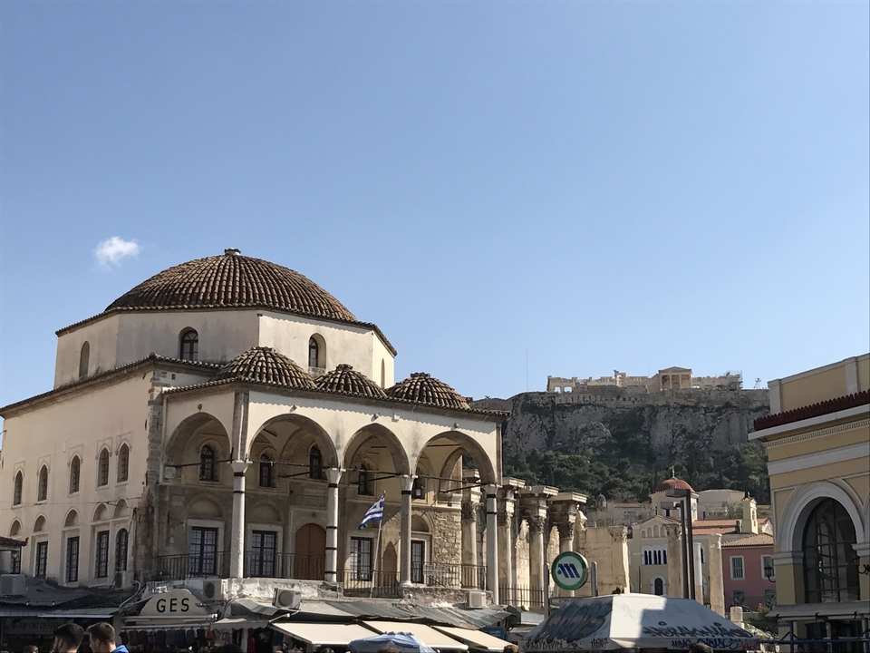 Vue d'une mosquée avec l'Acropole en arrière-plan.