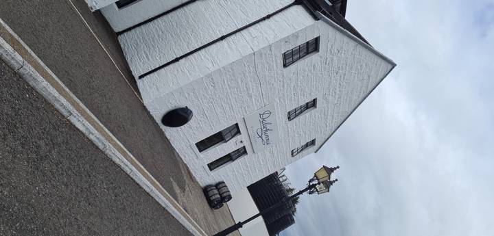 Un bâtiment avec une enseigne pour une distillerie.